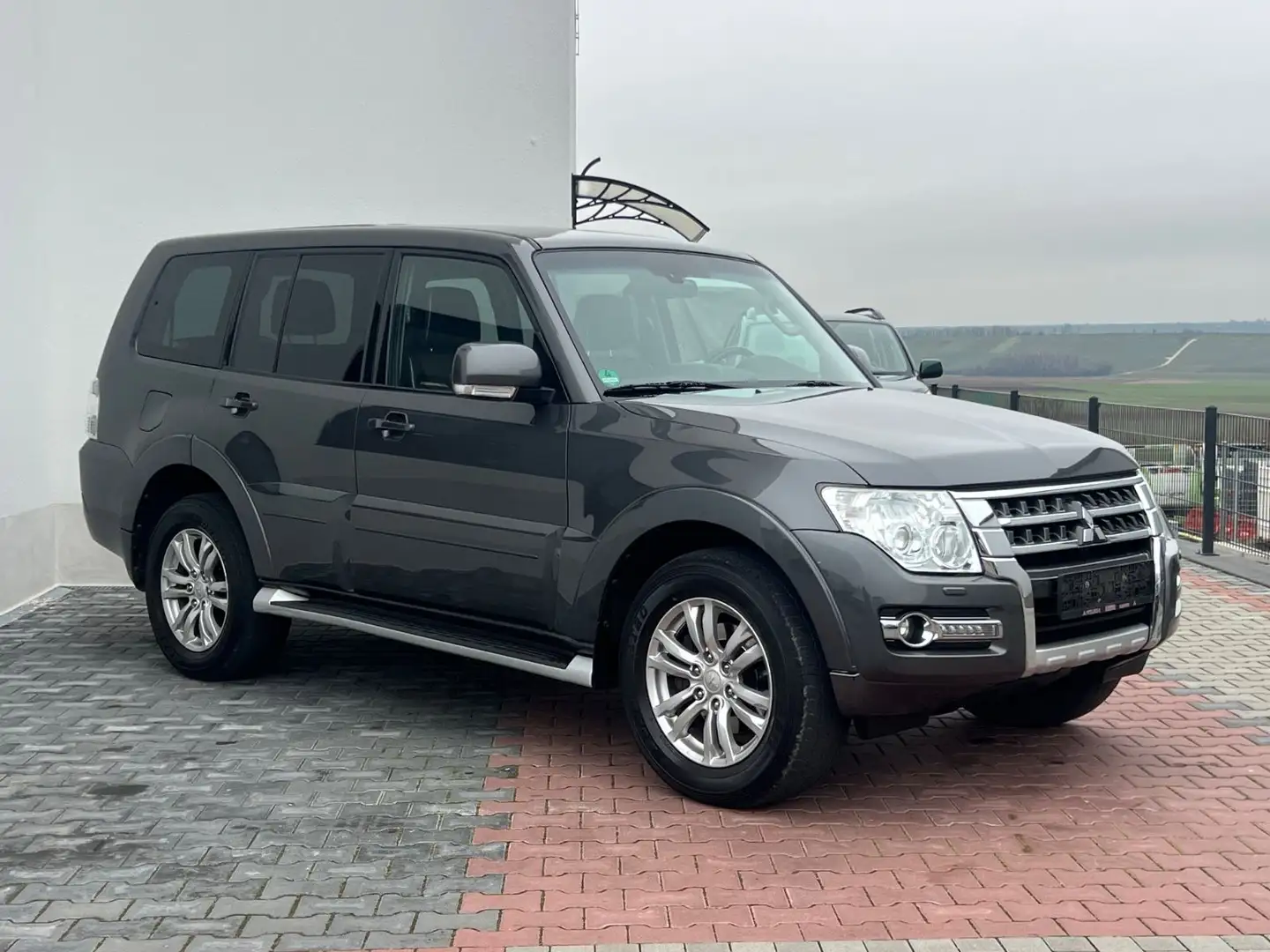 Mitsubishi Pajero 3.2 DI-D Plus*7SITZER*KAMERA*XENON* Grau - 1
