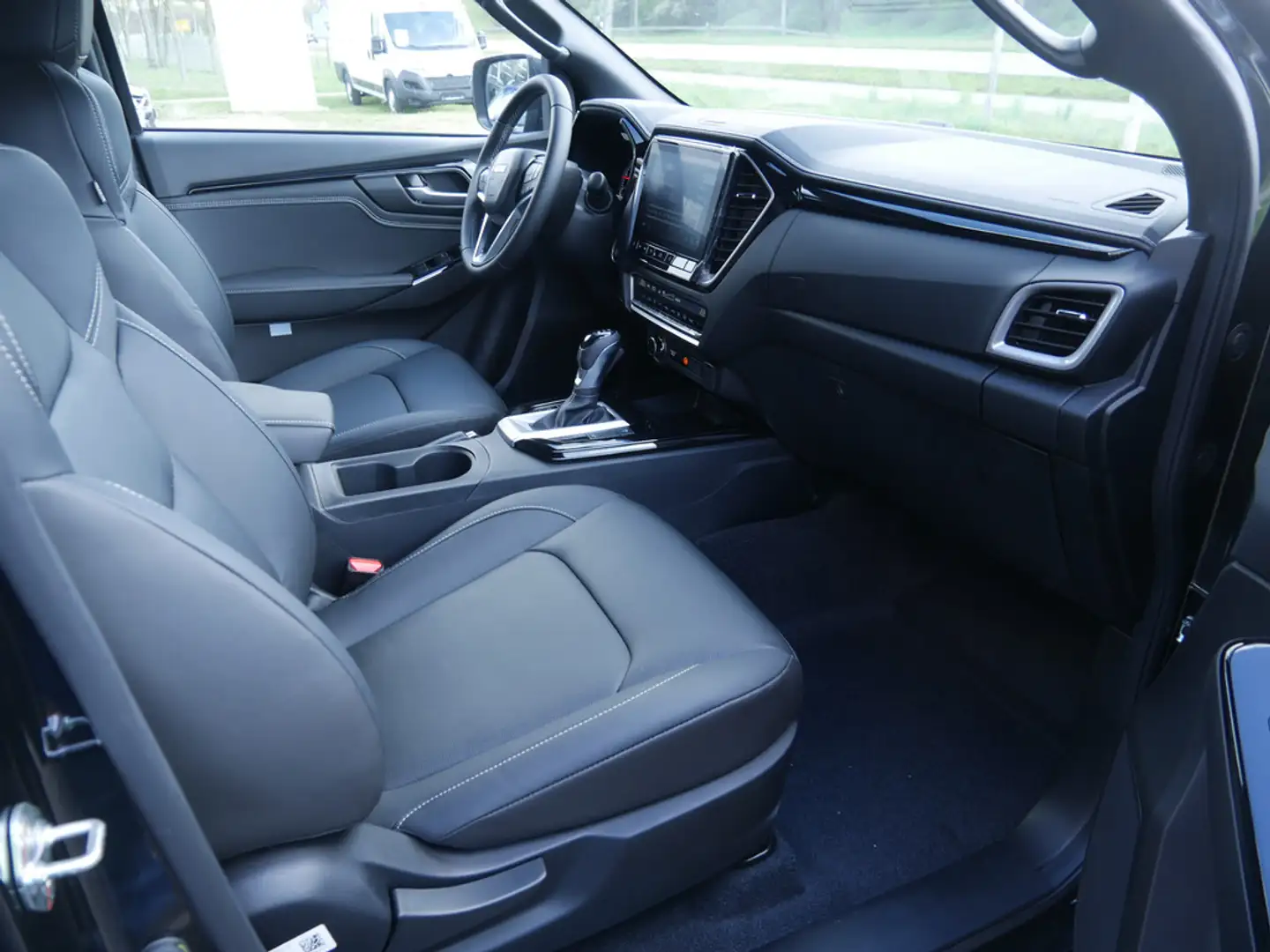 Isuzu D-Max 1.9 Double Cab V-Cross 4WD SHZ LED ACC Чорний - 2