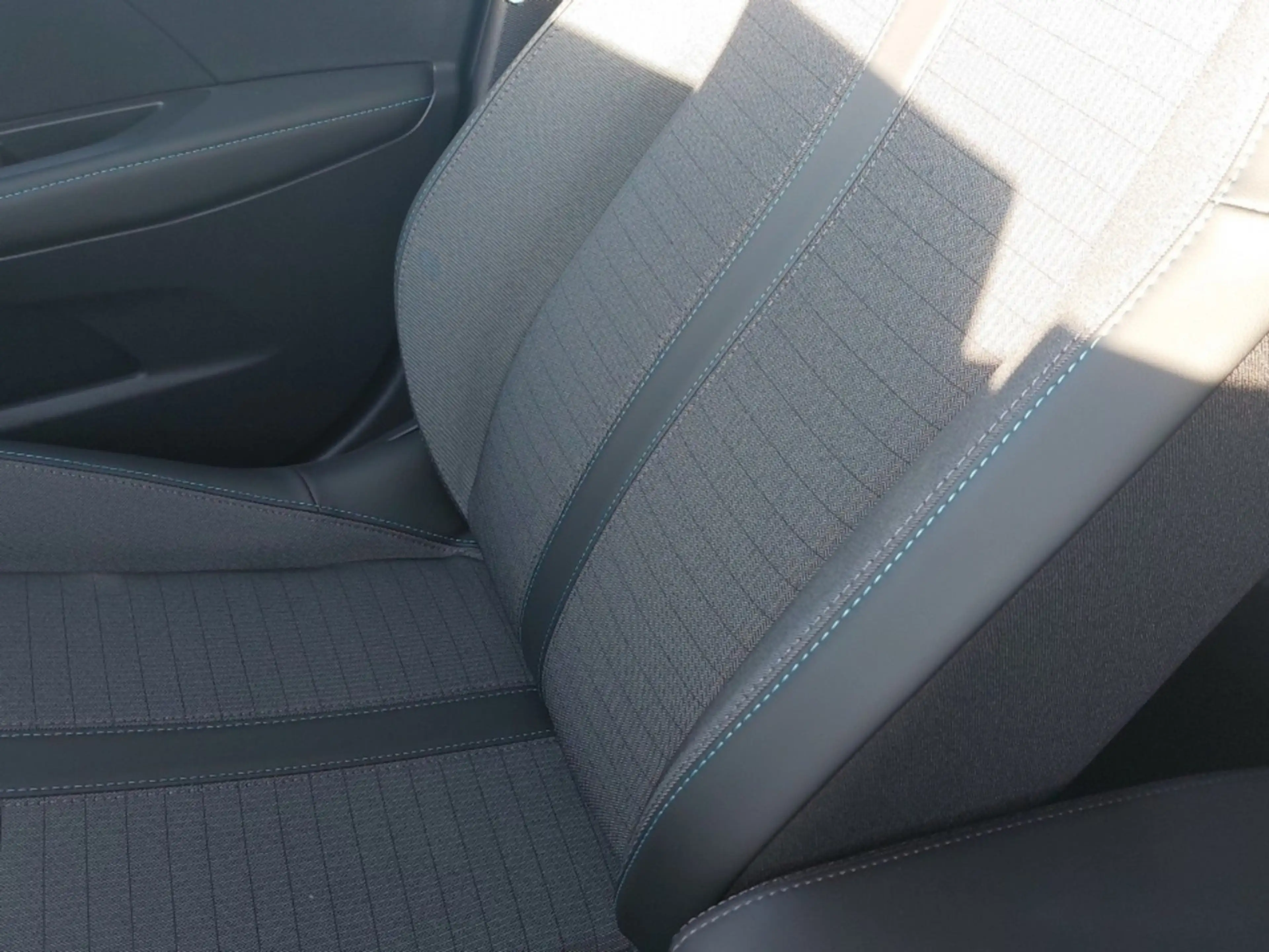 Peugeot e-208 Allure Pack 136 ´´ Navi/ Shzg/ Keyless+´´ — photo 14