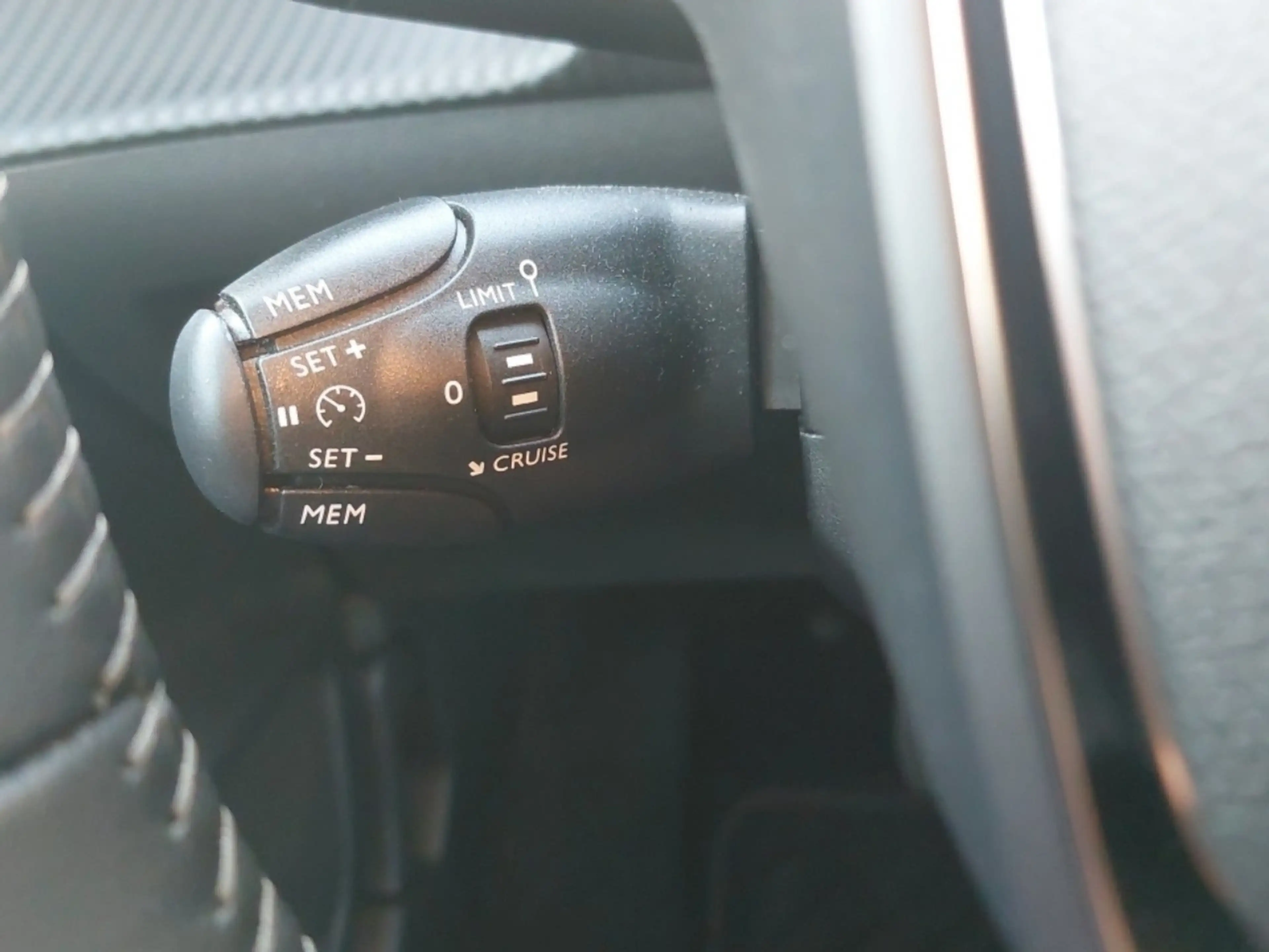 Peugeot e-208 Allure Pack 136 ´´ Navi/ Shzg/ Keyless+´´ — photo 15