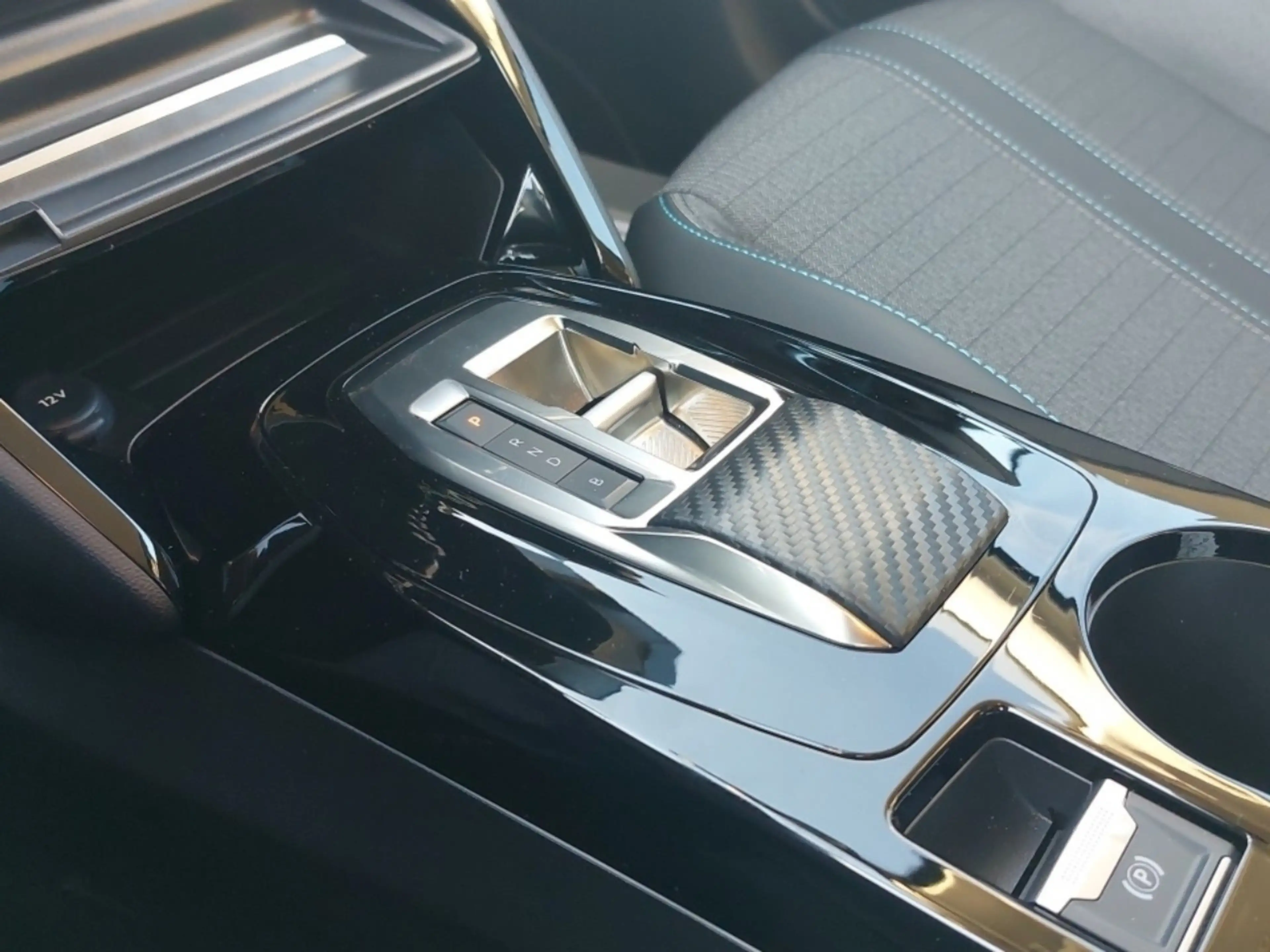Peugeot e-208 Allure Pack 136 ´´ Navi/ Shzg/ Keyless+´´ — photo 9