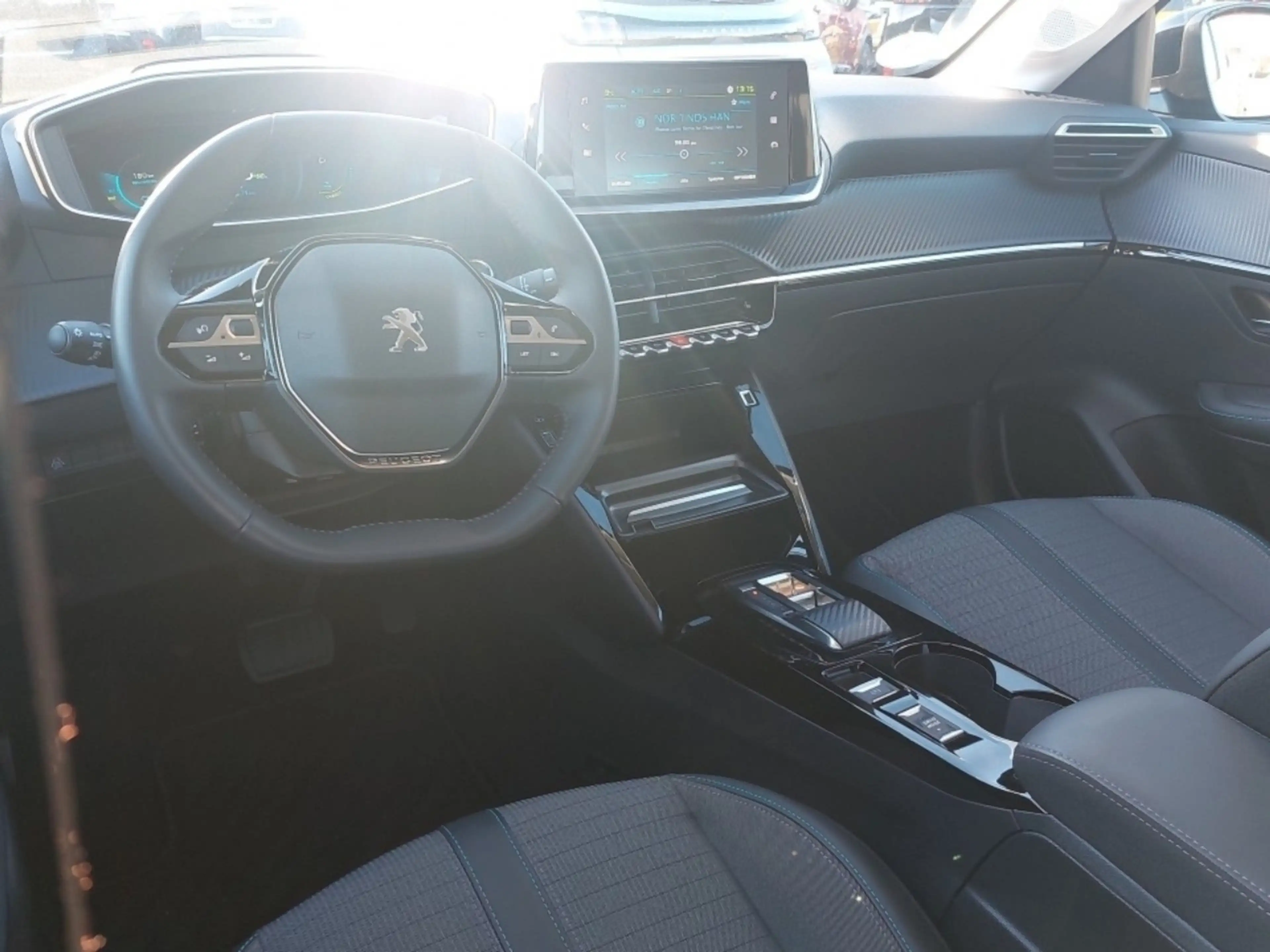 Peugeot e-208 Allure Pack 136 ´´ Navi/ Shzg/ Keyless+´´ — photo 7