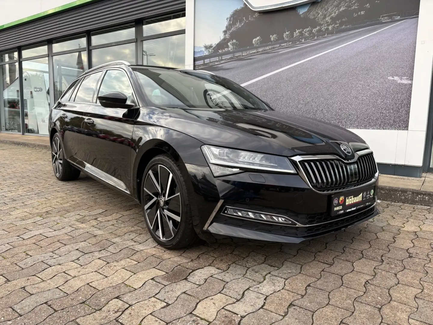 Skoda Superb Combi 2.0 TSI L&K 4x4 DSG Pano AHK uvm Schwarz - 2