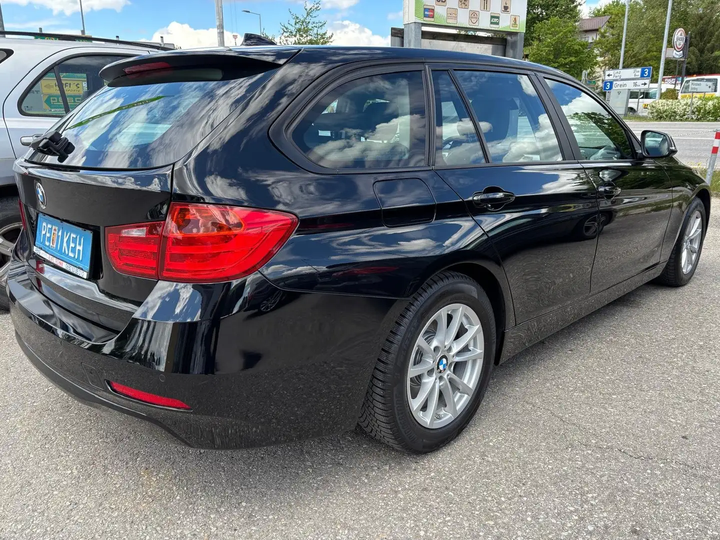 BMW 320 320d xDrive Touring Aut. Schwarz - 2