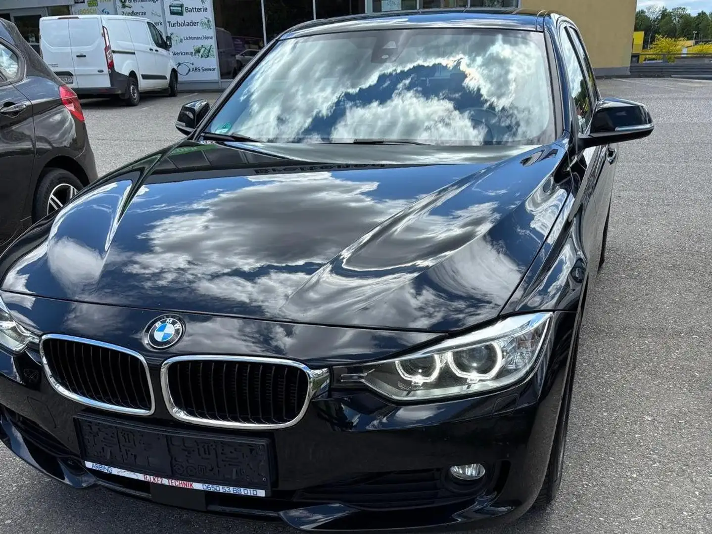 BMW 320 320d xDrive Touring Aut. Schwarz - 1