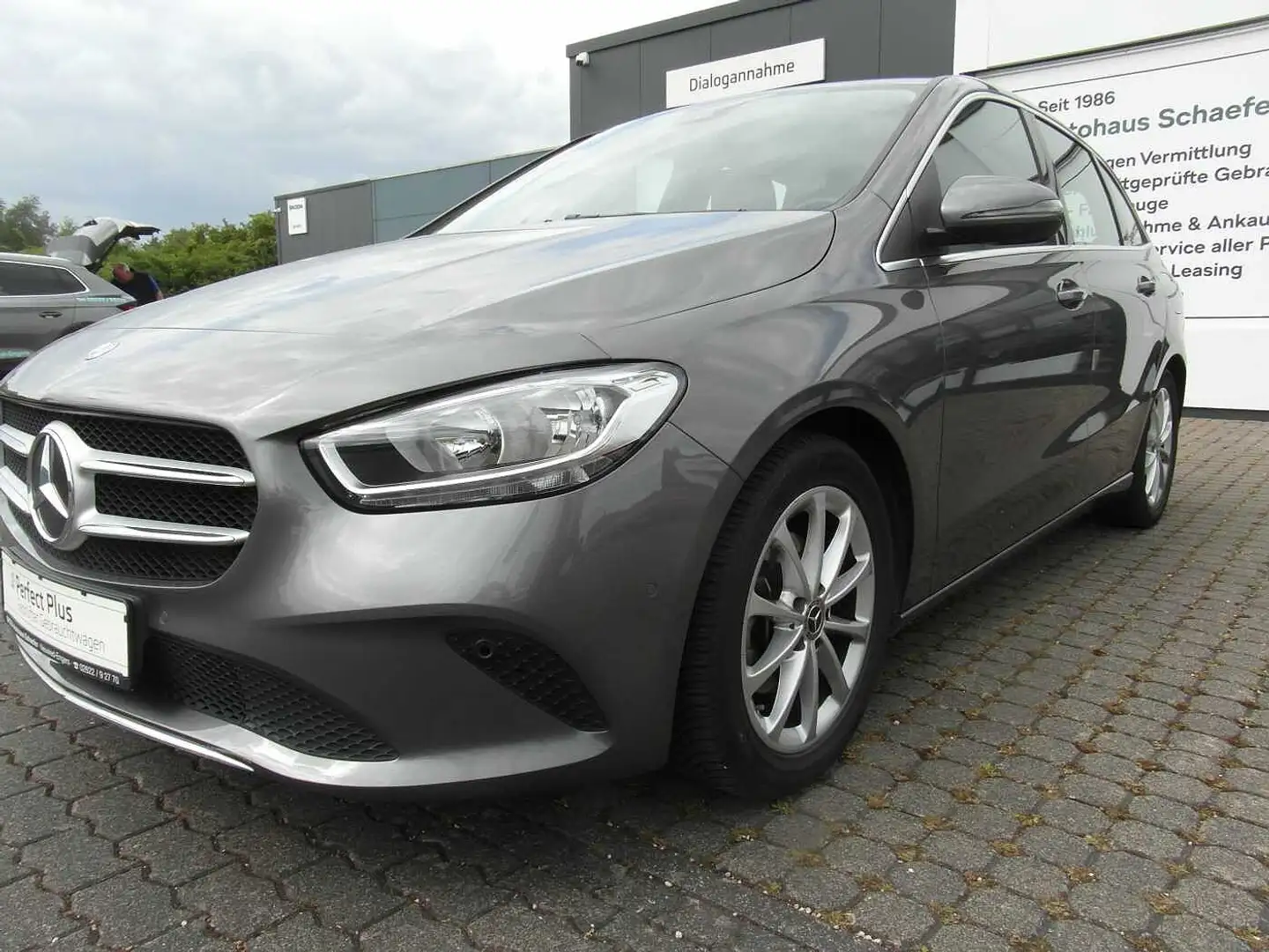 Mercedes-Benz B 180 7G-DCT Edition 19 B180, Navi,AHK,Alu,PDC Grau - 2