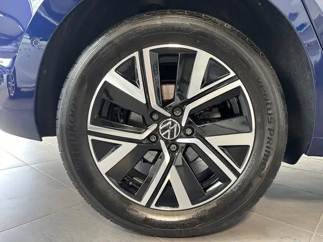 Volkswagen Touran view 3