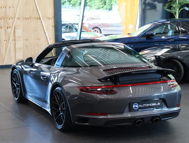 Porsche 911 view 9