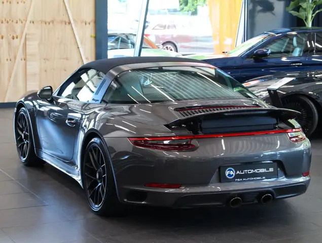 Porsche 911 view 4