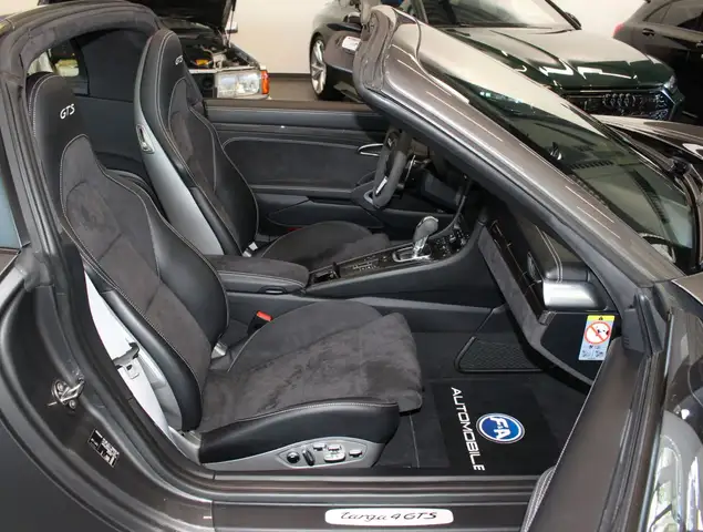 Porsche 911 view 13