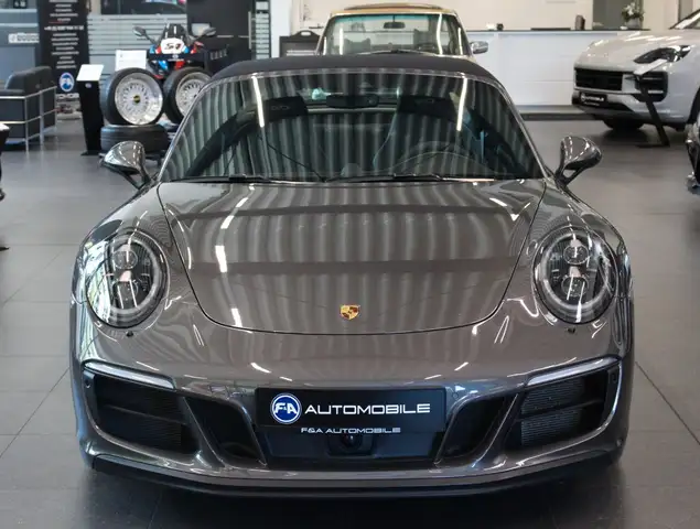 Porsche 911 view 3