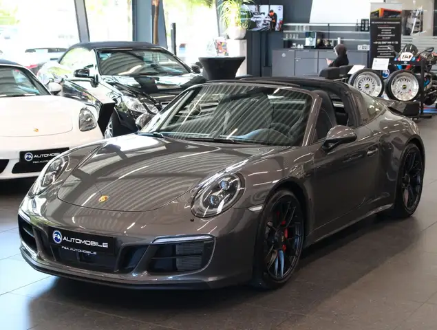 Porsche 911 view 7