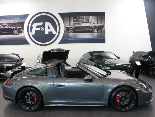 Porsche 911 view 11