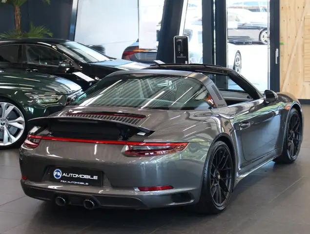 Porsche 911 view 10