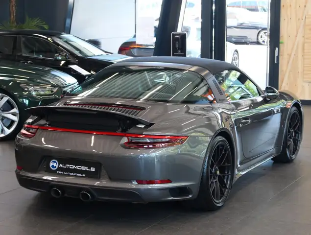 Porsche 911 view 5