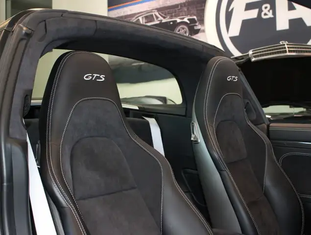Porsche 911 view 16