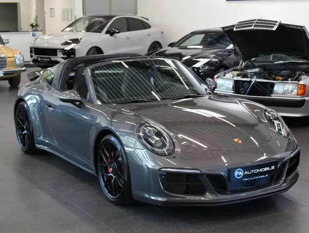 Porsche 911 view 8