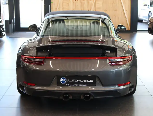 Porsche 911 view 6