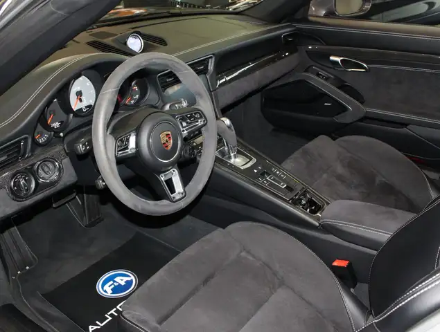 Porsche 911 view 18
