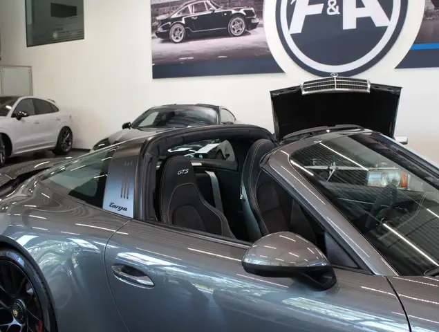 Porsche 911 view 12