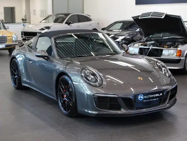 Porsche 911 view 2