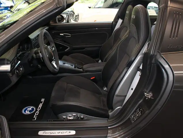 Porsche 911 view 17