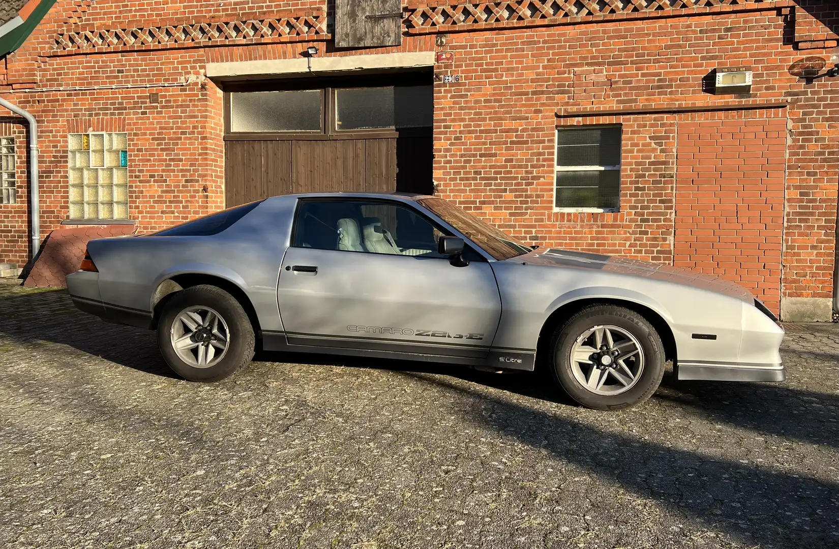 Chevrolet Camaro V8 - 5 Liter Motor Gris - 2