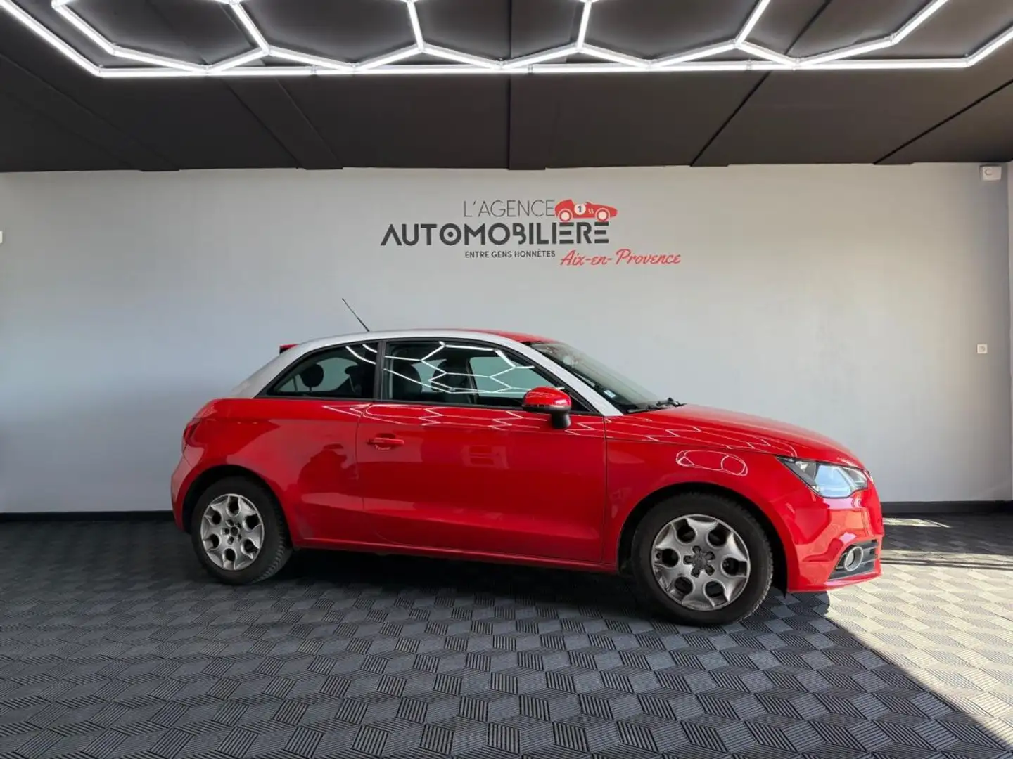 Audi A1 1.2 TFSI 86 CV Finition Attraction Rouge - 2