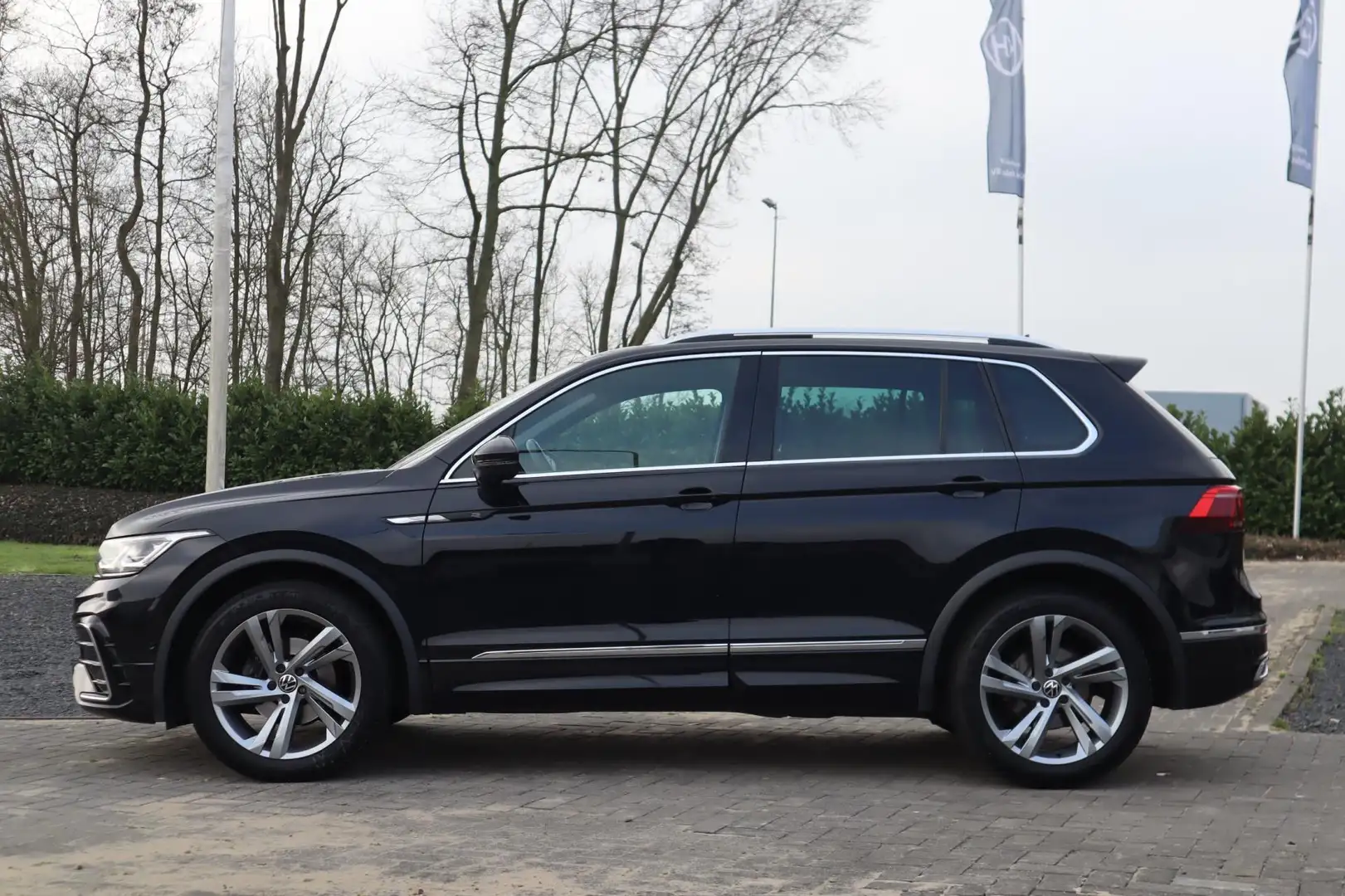 Volkswagen Tiguan 1.5 TSI R-Line Pano, Trekhaak, Camera, IQ Light, A Negro - 2