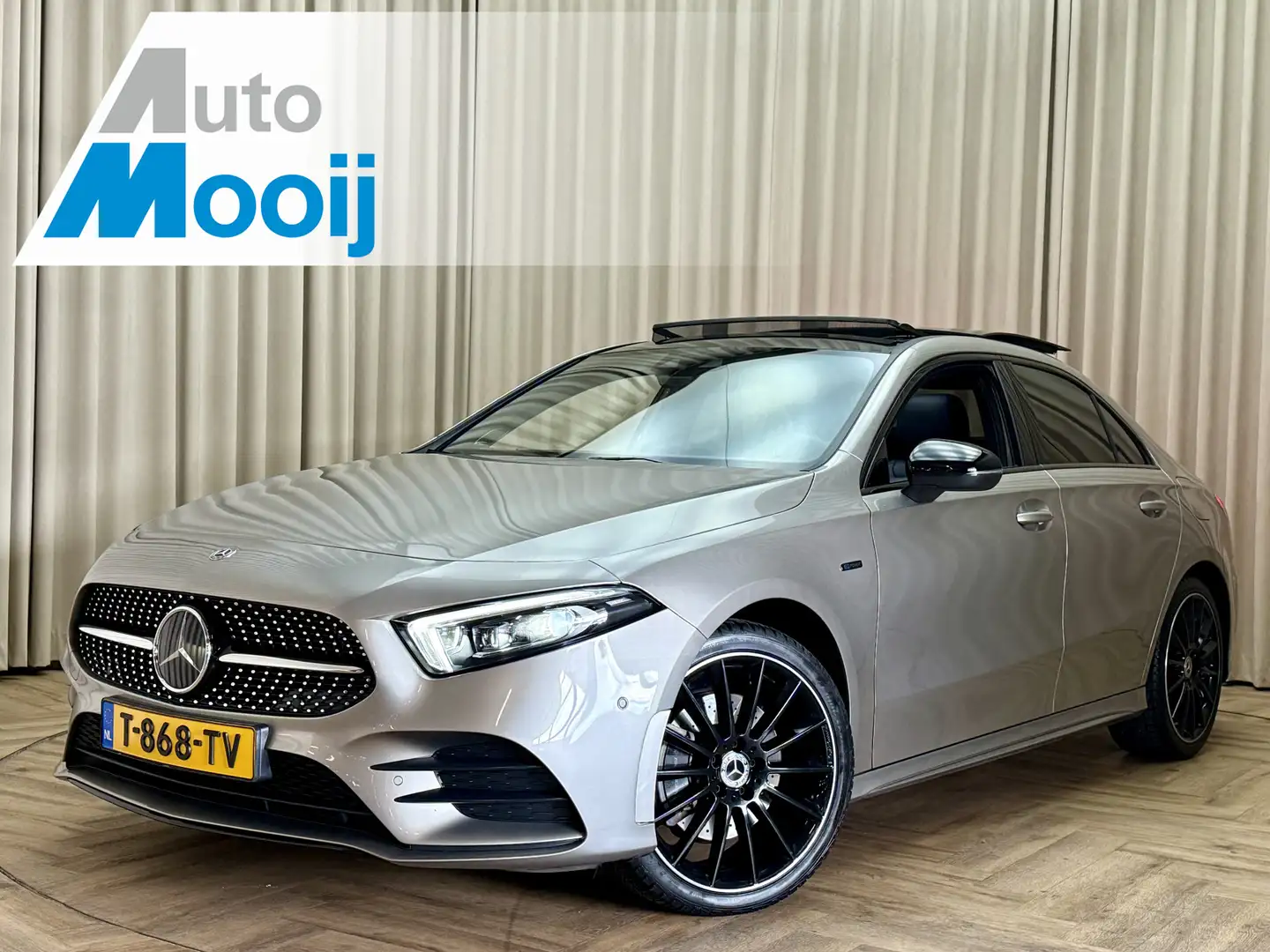 Mercedes-Benz A 250 e *AMG* Panoramadak / Burmester / Ambient / Adapt. Grijs - 1