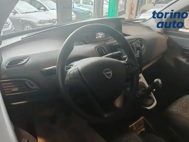 Lancia Ypsilon view 5