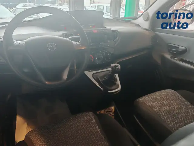 Lancia Ypsilon view 8