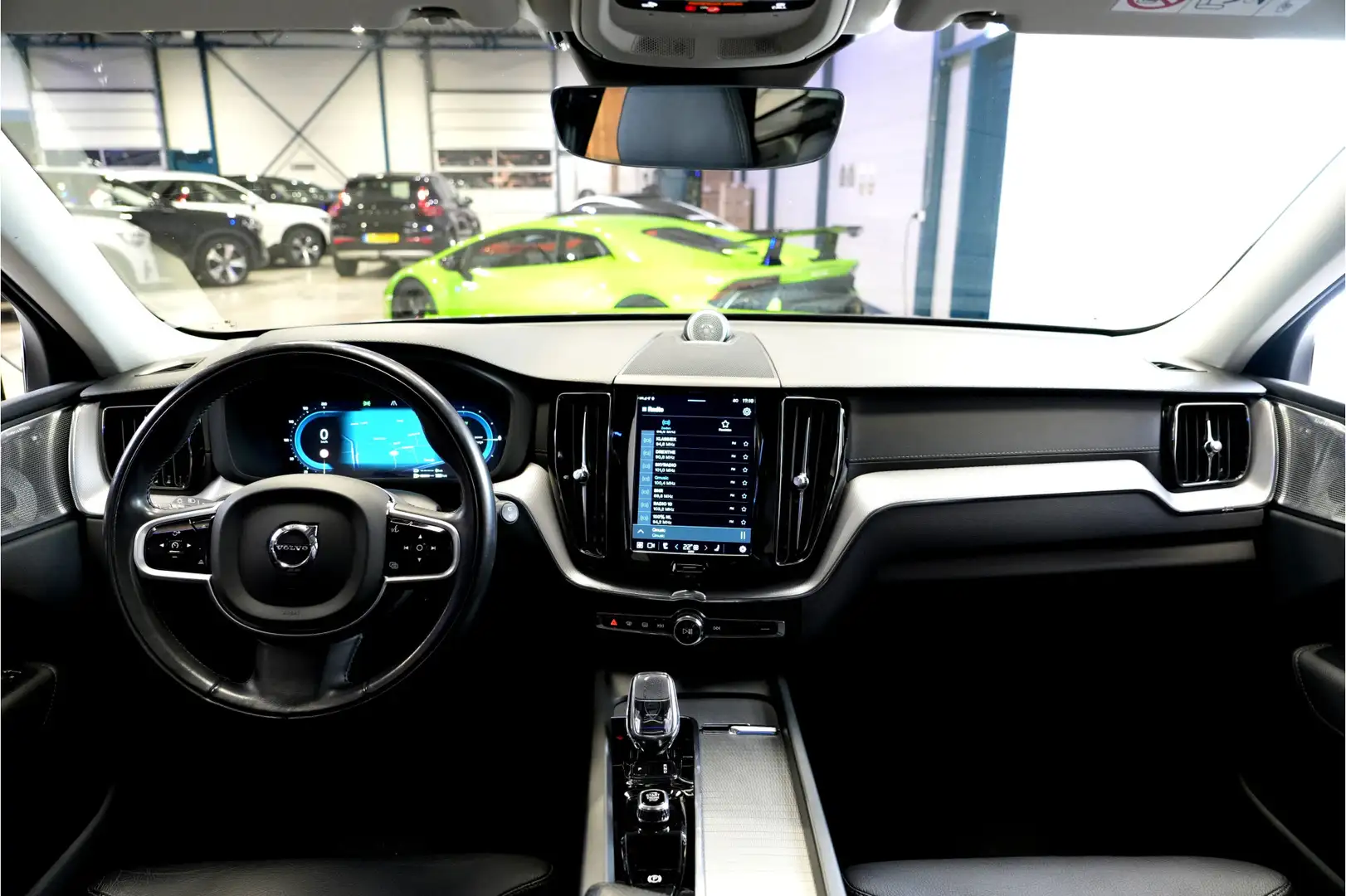 Volvo XC60 2.0 T6 AWD Long Range 293kW/399pk Aut8 Recharge Pl Grijs - 2