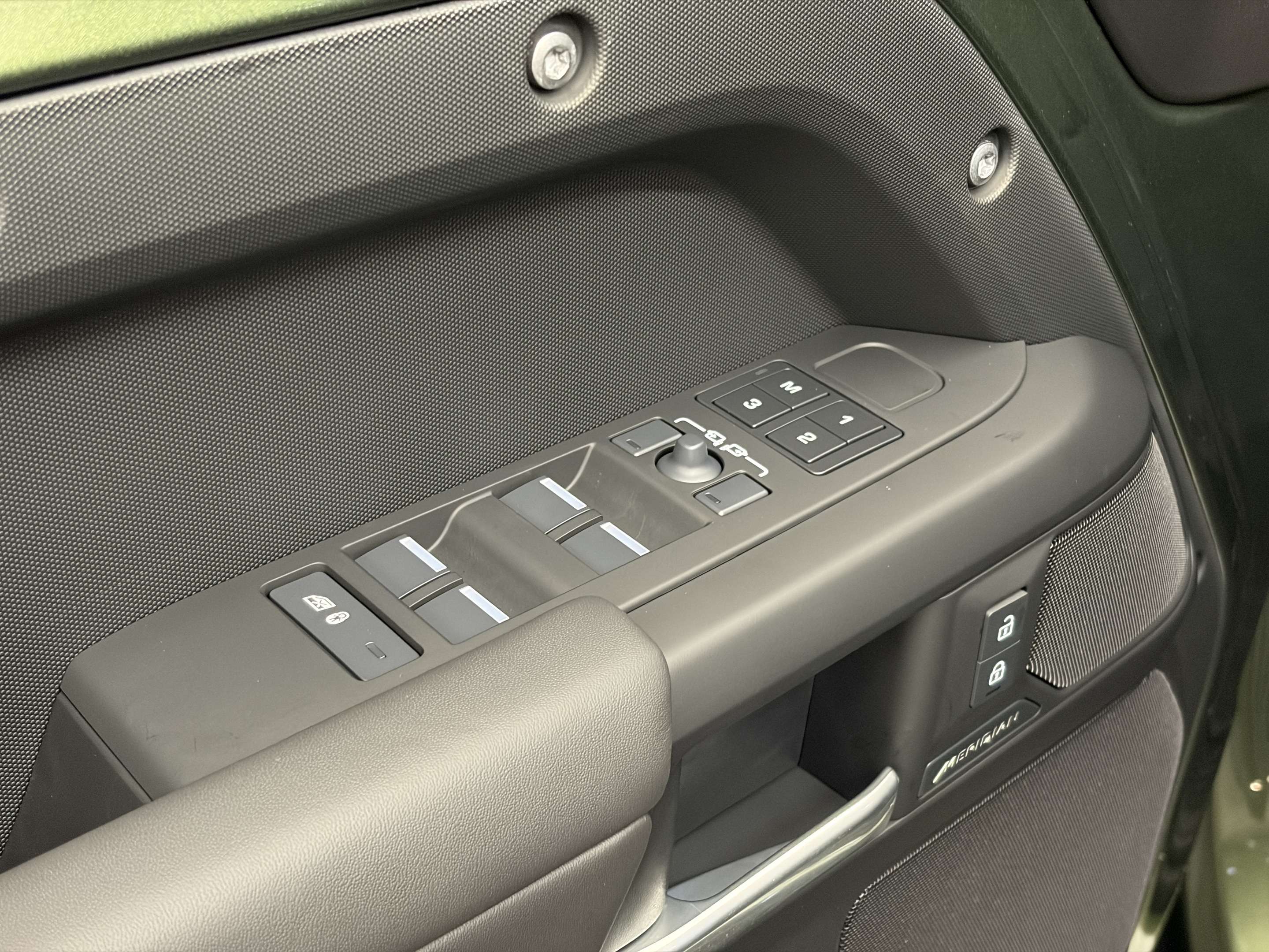 2026 Land Rover Defender S thumb 11