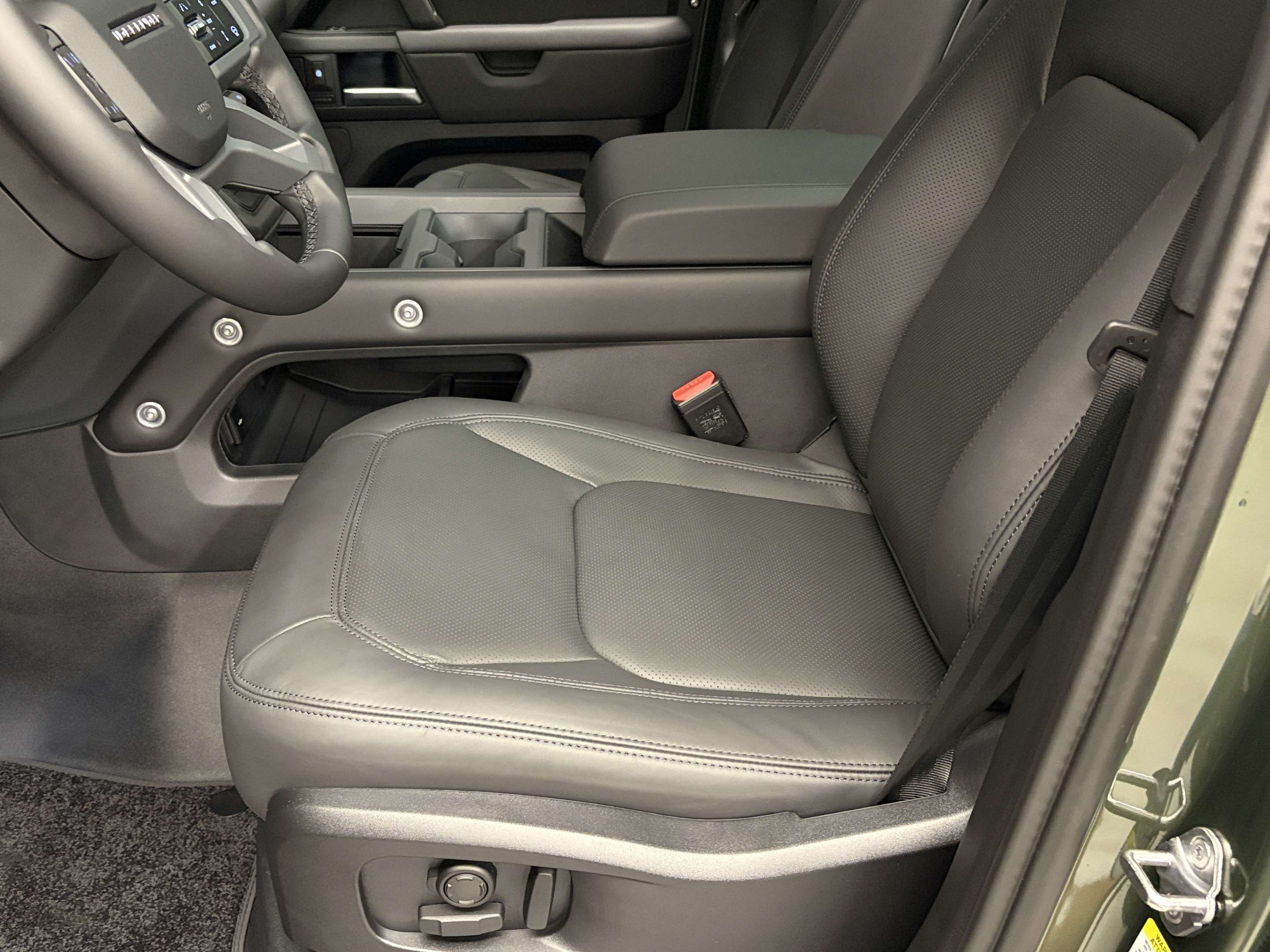 2026 Land Rover Defender S thumb 9