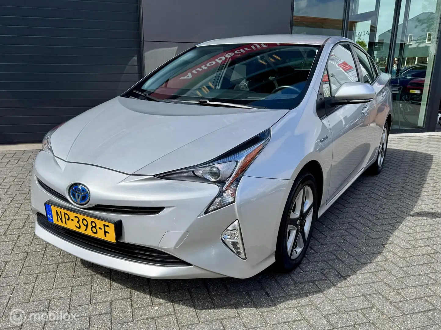 Toyota Prius 1.8 Dynamic Grijs - 2