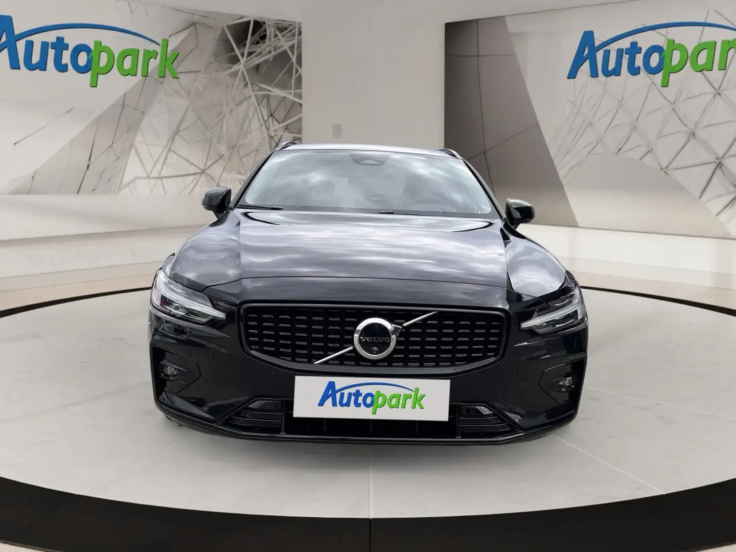 Volvo V60 Plus, B4 Mild Hybrid, Benzin, Dark Plus Schwarz - 2