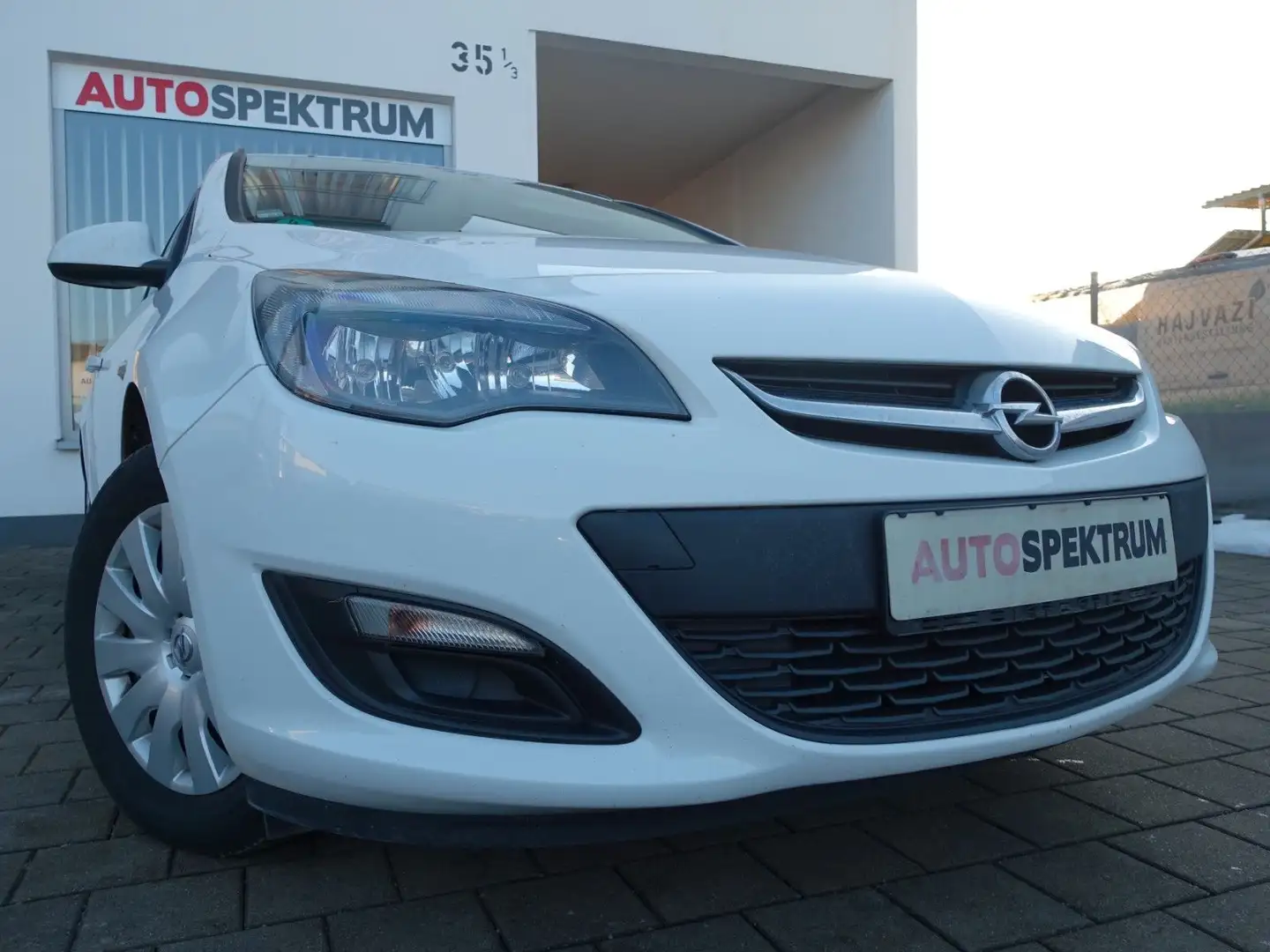 Opel Astra J Sports Tourer Selection AHK Weiß - 1