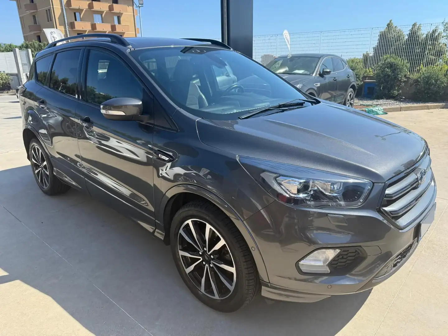 Ford Kuga 1.5 TDCI 120 CV S&S 2WD ST-Line Grijs - 2