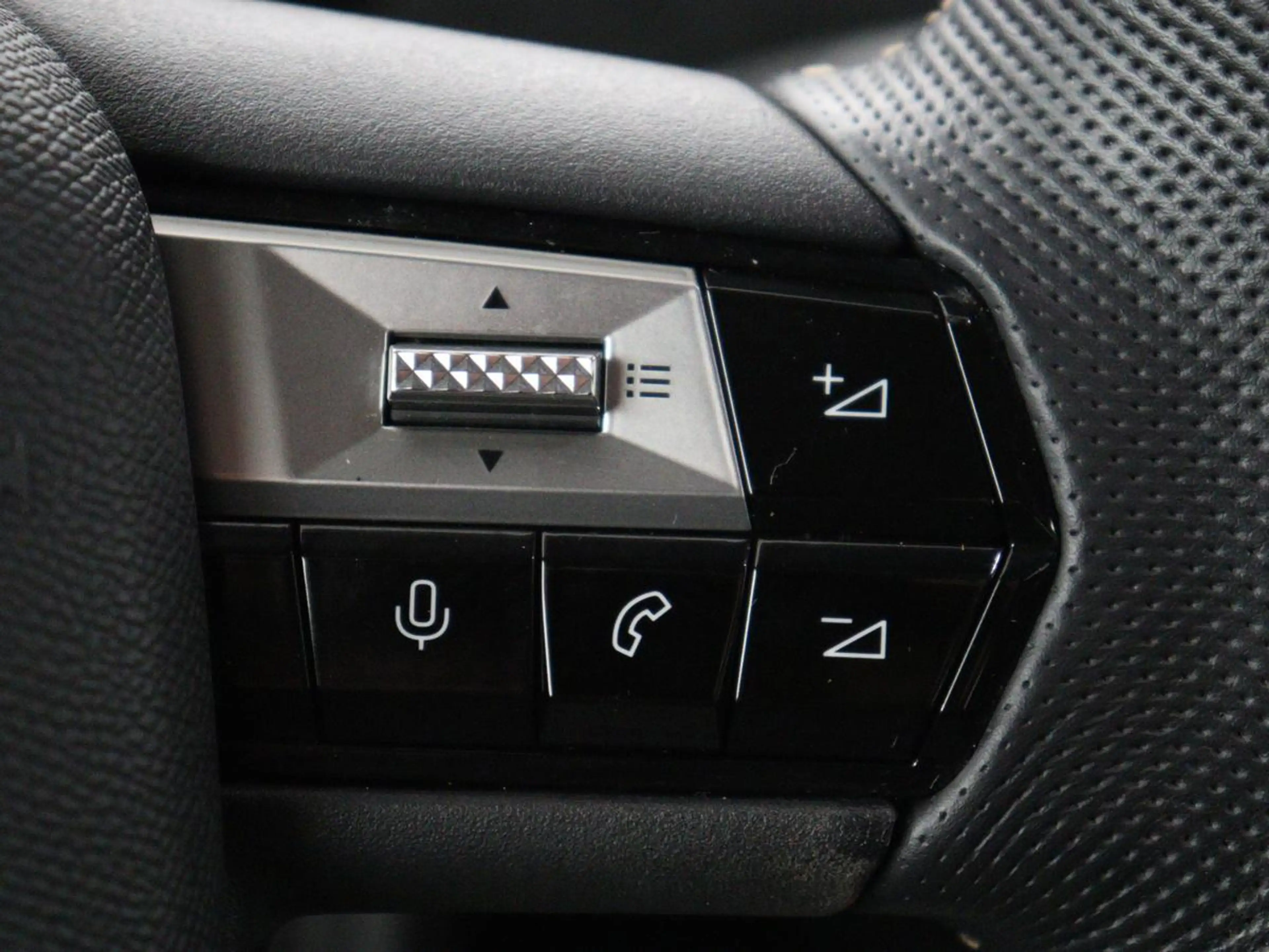 DS Automobiles DS 3 E-Tense Performance Line 54 kWh | SOH 95,4% | Half — photo 24