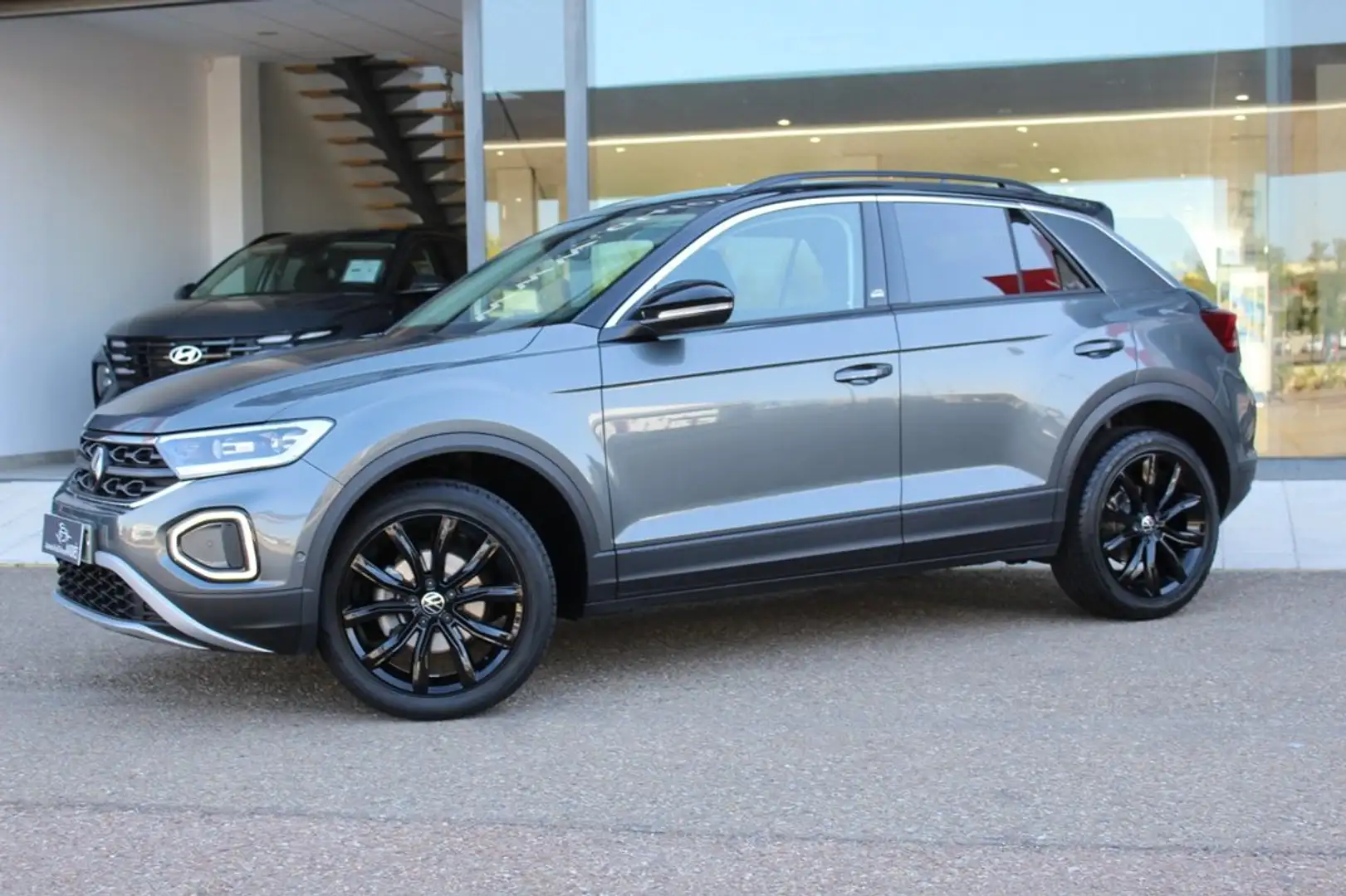 Volkswagen T-Roc 1.5 TSI Dark Line DSG7 110KW Gris - 2