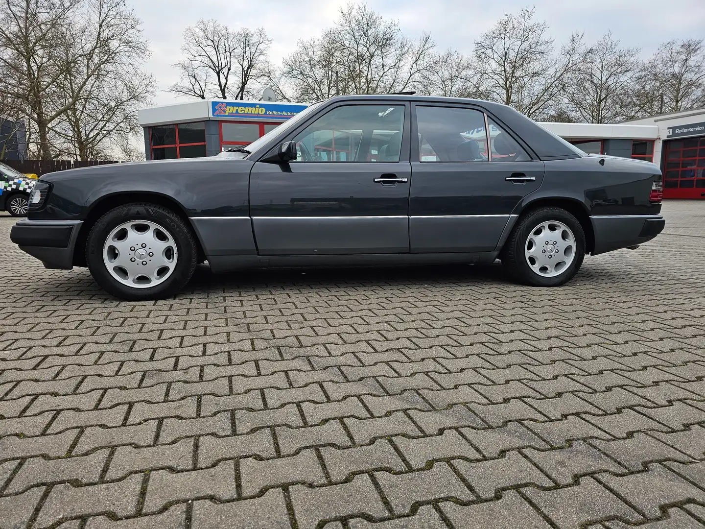Mercedes-Benz E 230 Automatikgetriebe,SD,Alu,ZV,Servo,Tüv5/2027 Fekete - 1