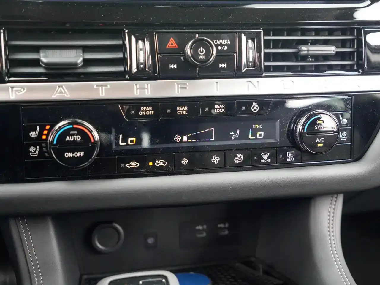 Nissan Pathfinder photo Nissan Pathfinder