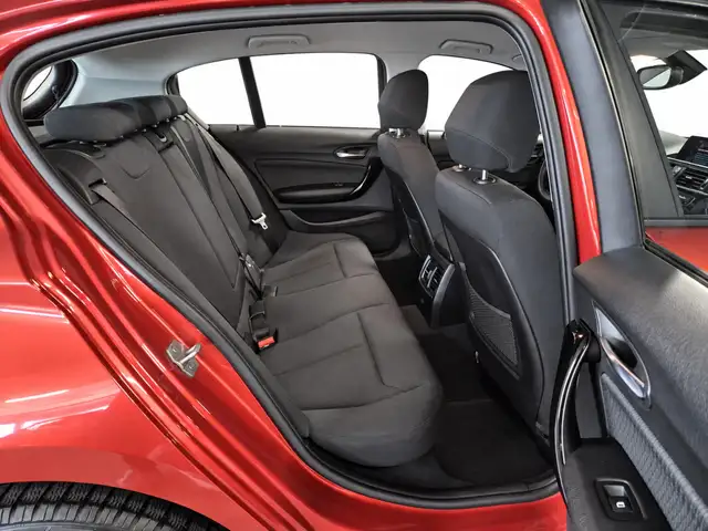 BMW 1 Series view 6