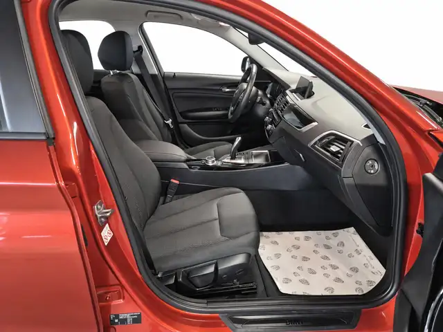 BMW 1 Series view 5