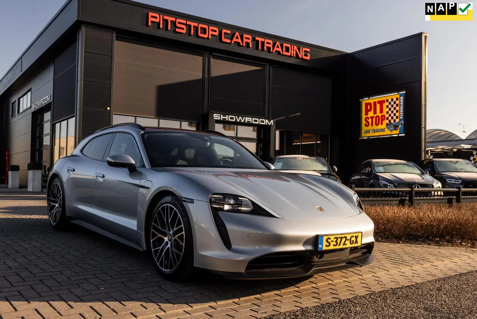 Porsche Taycan Sport Turismo 79 kWh, NL Auto, ACC, Sportchrono, P Grijs - 1