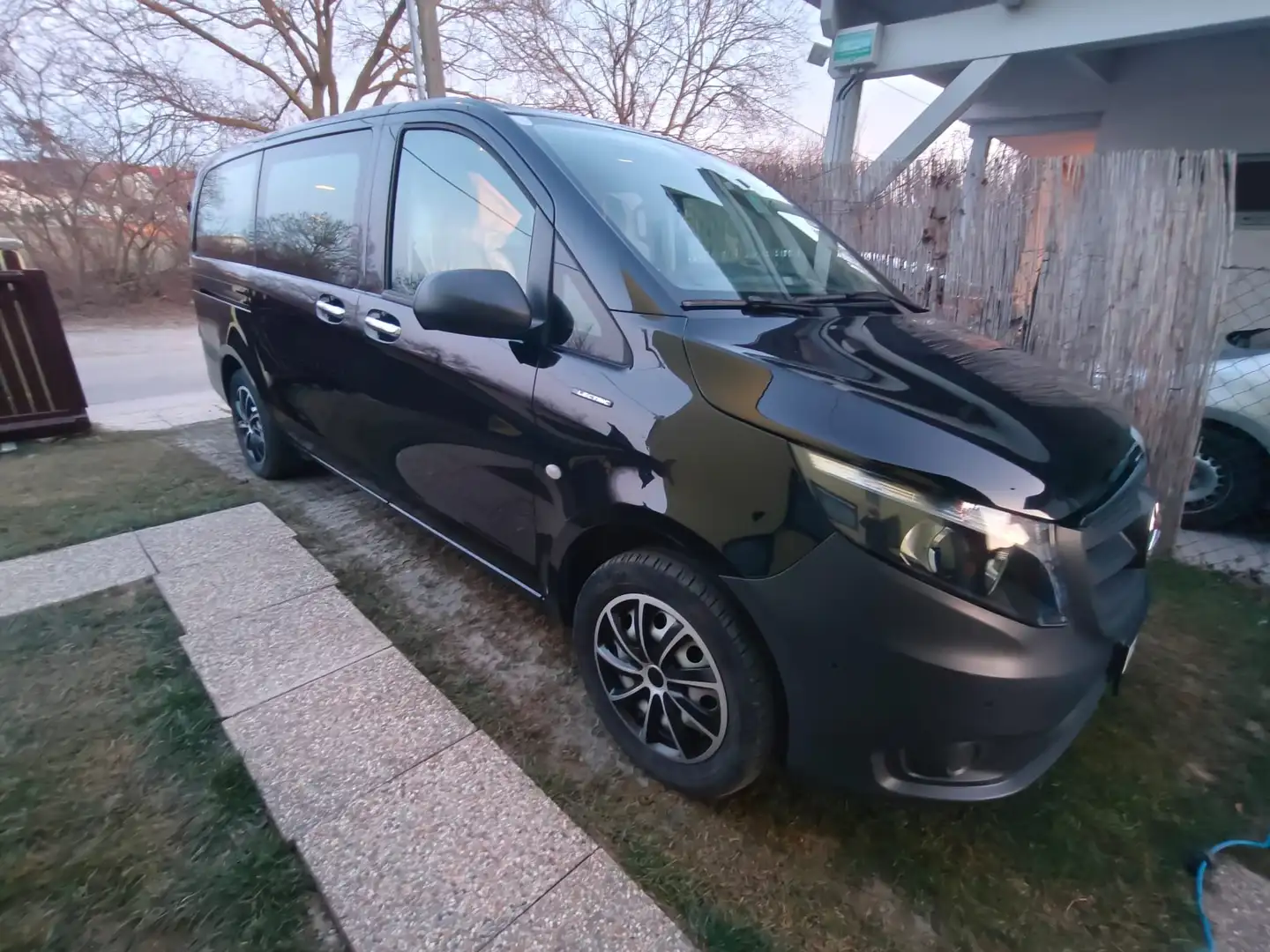 Mercedes-Benz Vito eVito Tourer lang 60kWh Schwarz - 2