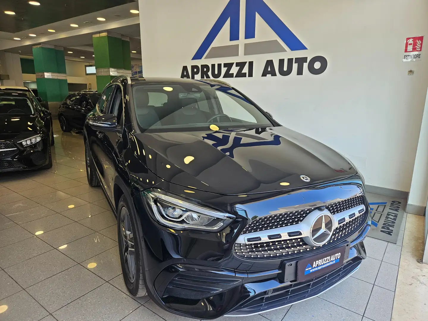 Mercedes-Benz GLA 200 GLA 200 d Premium auto RETROCAM NAVI SENSORI Zwart - 1