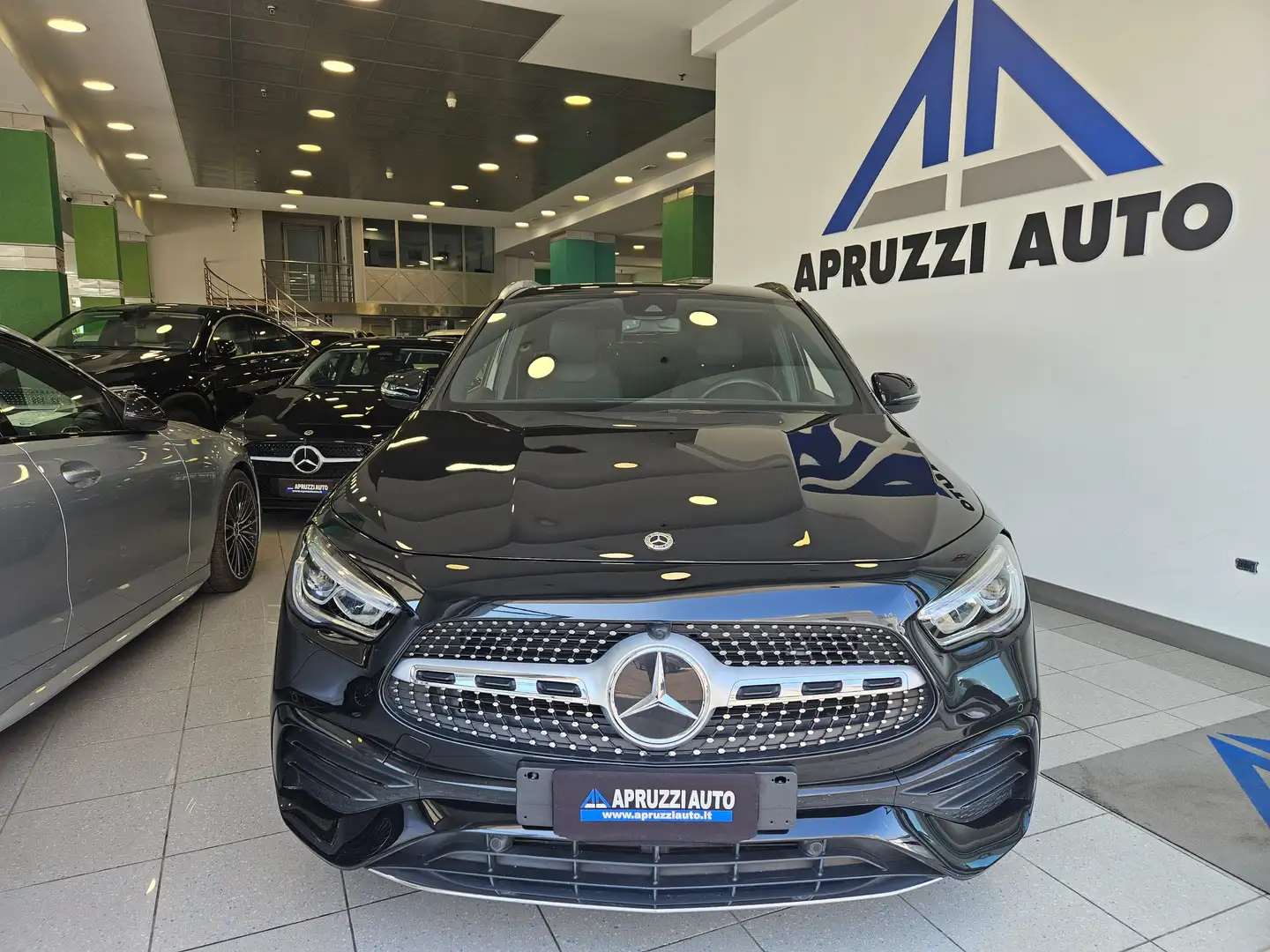 Mercedes-Benz GLA 200 GLA 200 d Premium auto RETROCAM NAVI SENSORI Zwart - 2