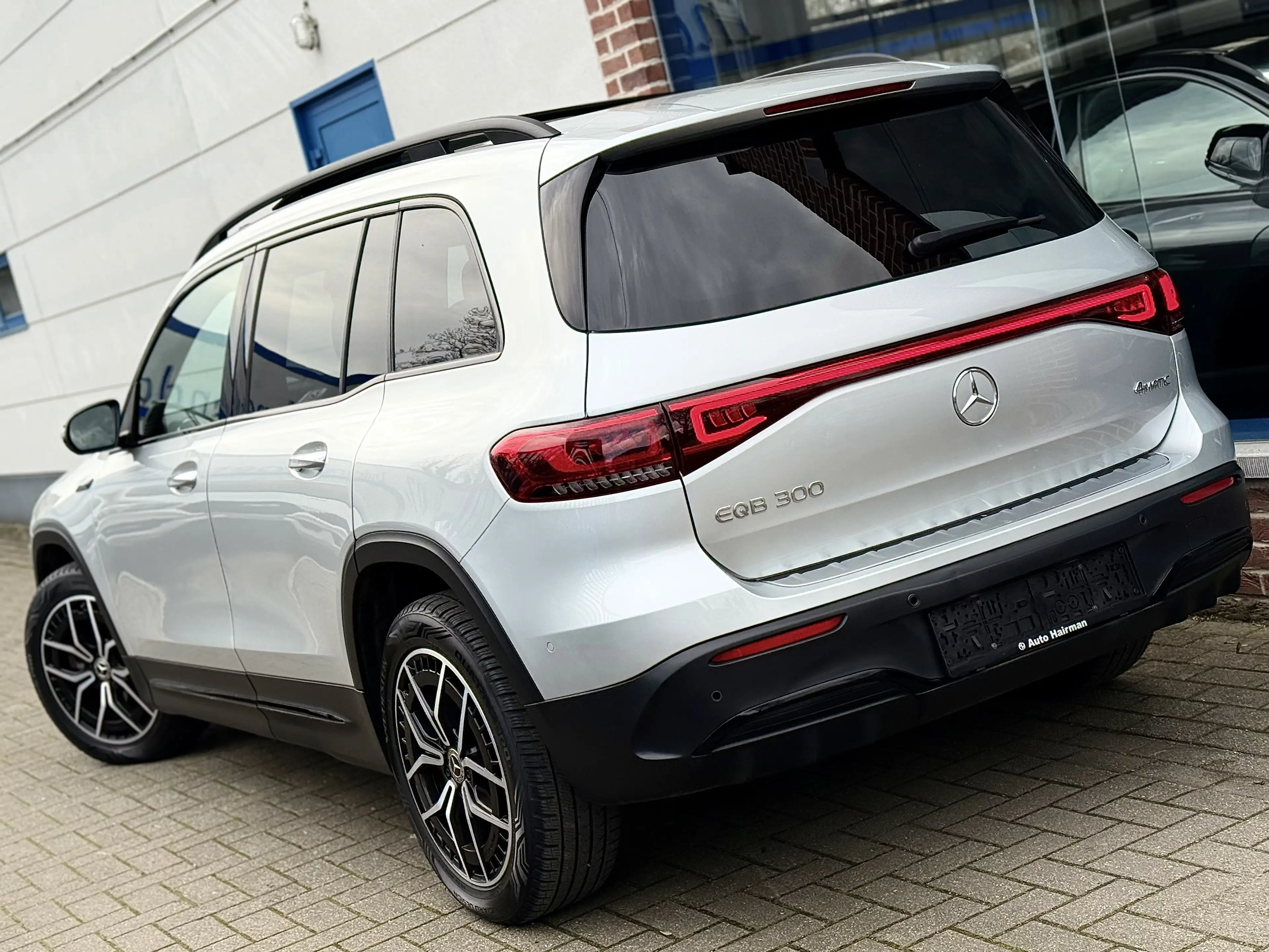 Mercedes-Benz EQB 300 4x4 7pl. 66.5 kWh AMG PACK INT/EXT NIGHT ÉDITION — photo 2